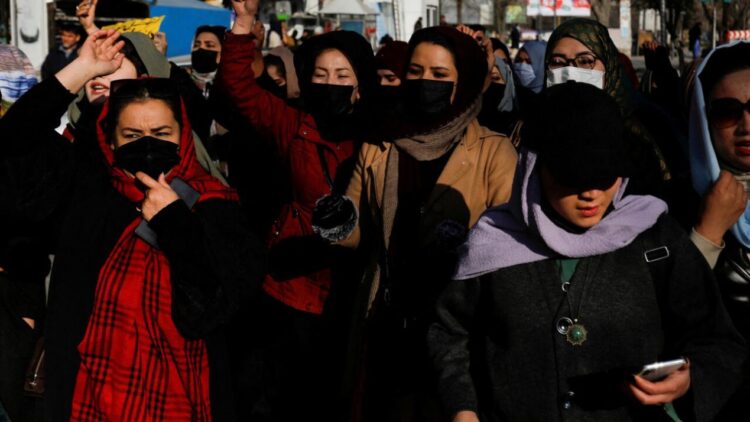 En Afganistán, al menos una docena de ONG internacionales decidieron suspender sus actividades después de que los talibanes prohibieran a asociaciones y ONG emplear a mujeres. Foto: Reuters.