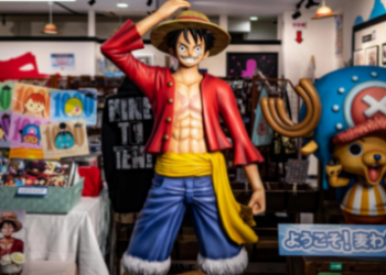 Una estatua del personaje de Luffy en la tienda del manga 'One Piece' en Tokio, el 19 de noviembre de 2021. Foto: AFP.