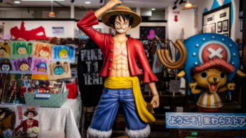 Una estatua del personaje de Luffy en la tienda del manga 'One Piece' en Tokio, el 19 de noviembre de 2021. Foto: AFP.