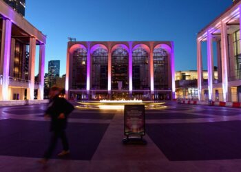 Ingreso al edificio de la Ópera metropolitana (MET) de Nueva York. Foto: AFP