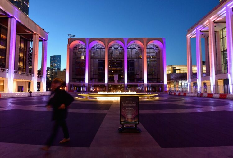 Ingreso al edificio de la Ópera metropolitana (MET) de Nueva York. Foto: AFP