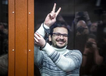 El opositor ruso Ilya Yashin, dentro de una jaula de acusados. Foto: AFP