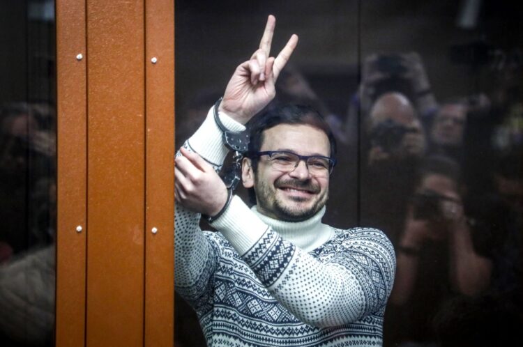 El opositor ruso Ilya Yashin, dentro de una jaula de acusados. Foto: AFP