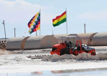 Bolivia busca unirse al club de productores de litio