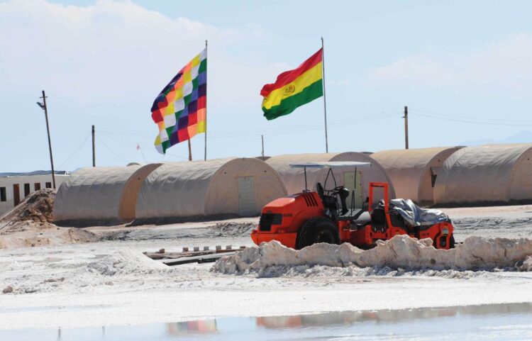 Bolivia busca unirse al club de productores de litio