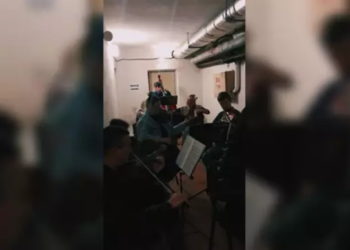 Esta orquesta continuó sus ensayos en Ucrania en un refugio antiaéreo por la guerra. Captura: YouTube.