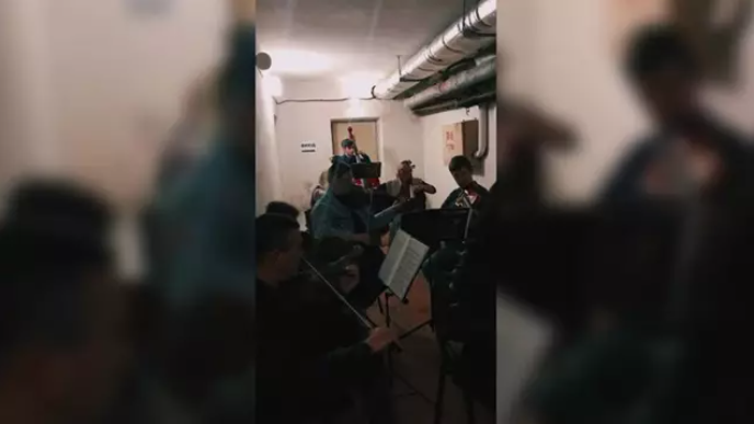 Esta orquesta continuó sus ensayos en Ucrania en un refugio antiaéreo por la guerra. Captura: YouTube.