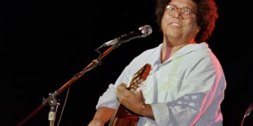 Cientos de cubanos cantaron en La Habana temas de Pablo Milanés con los que crecieron, en tributos al cantautor fallecido.