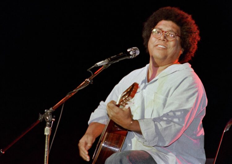 Cientos de cubanos cantaron en La Habana temas de Pablo Milanés con los que crecieron, en tributos al cantautor fallecido.