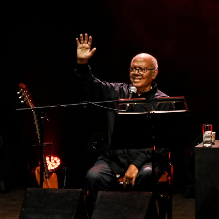 El cantautor cubano Pablo Milanés actúa en la Ciudad Deportiva Coliseo de La Habana el 21 de junio de 2022. Foto: AFP.