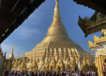 En el pagoda de Shwedagon en Rangún, que frecuentemente es visitado por budistas, se hallaron dos muñecas sexuales que eran usadas para un extraño ritual. Foto: AFP.