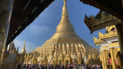 En el pagoda de Shwedagon en Rangún, que frecuentemente es visitado por budistas, se hallaron dos muñecas sexuales que eran usadas para un extraño ritual. Foto: AFP.