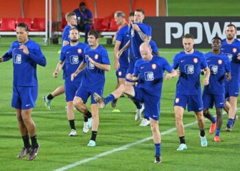todo el equipo_países bajos_parar a messi