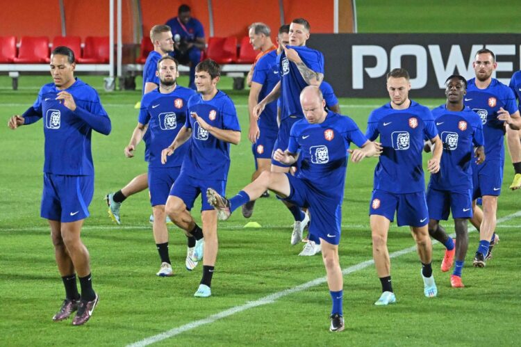 todo el equipo_países bajos_parar a messi