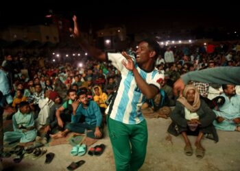 magia_messi_seduce_barrio_pakistan