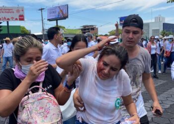 Policía reprime marcha liderada por funcionarios de la Gobernación cruceña