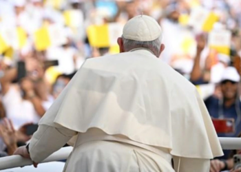 El papa celebra misa en Baréin y familias de condenados a muerte piden su apoyo