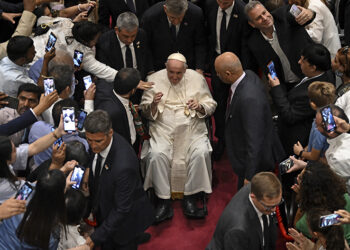 El papa Francisco llamó a la unidad para superar el "equilibrio frágil" provocado por "conflictos desastrosos".