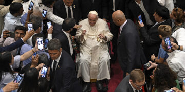 El papa Francisco llamó a la unidad para superar el "equilibrio frágil" provocado por "conflictos desastrosos".