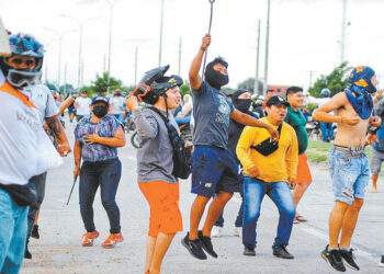 Se encienden los calderos en un punto de bloqueo como protesta por el Censo 2023.