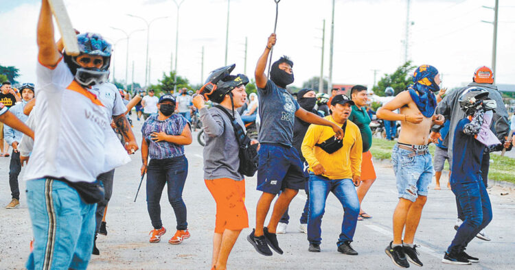 Se encienden los calderos en un punto de bloqueo como protesta por el Censo 2023.