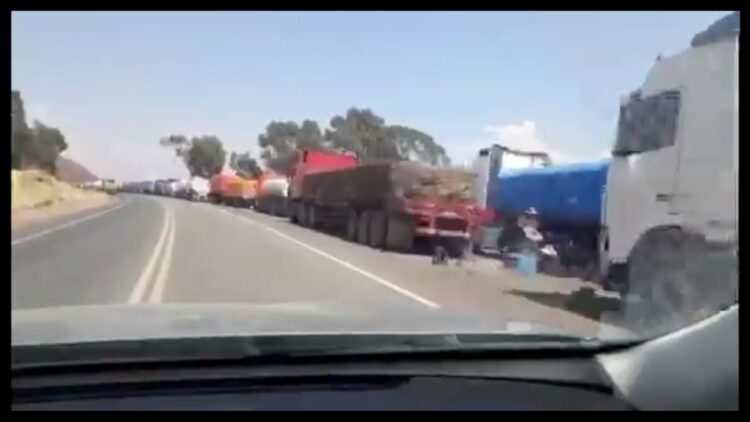 Más de 600 camiones están parados en Desaguadero por conflicto en Perú