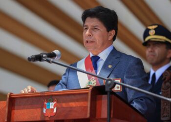 Pugna de poderes en Perú deja a Castillo, una vez más, al filo del abismo.