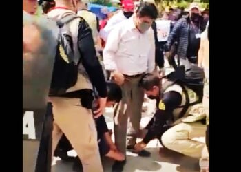 El presidente Pedro Castillo fue grabado haciéndose amarrar las agujetas de su zapato