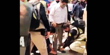 El presidente Pedro Castillo fue grabado haciéndose amarrar las agujetas de su zapato