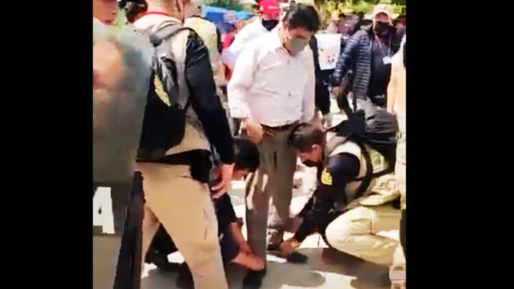 El presidente Pedro Castillo fue grabado haciéndose amarrar las agujetas de su zapato