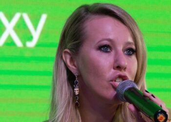 La periodista y presentadora de televisión Ksenia Sobchak huye de Rusia y se refugia en Lituania