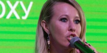 La periodista y presentadora de televisión Ksenia Sobchak huye de Rusia y se refugia en Lituania