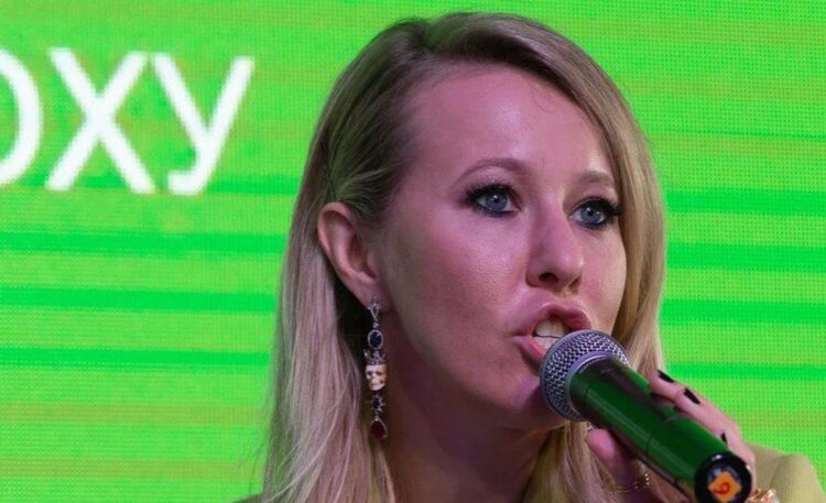 La periodista y presentadora de televisión Ksenia Sobchak huye de Rusia y se refugia en Lituania
