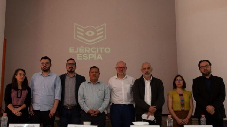 Activistas y periodistas denuncian ante la Fiscalía de México el espionaje del Ejército mediante Pegasus