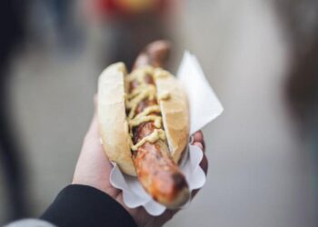 Uno de los típicos perritos calientes ucranianos, que se encuentra en todas las gasolineras, kioskos y panaderías del país. Foto: La Vanguardia.