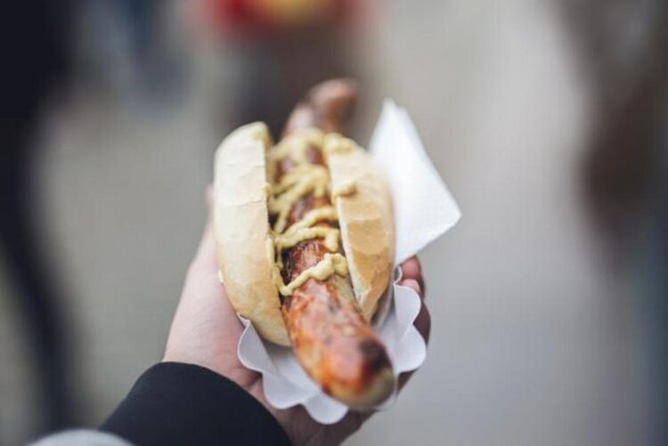 Uno de los típicos perritos calientes ucranianos, que se encuentra en todas las gasolineras, kioskos y panaderías del país. Foto: La Vanguardia.