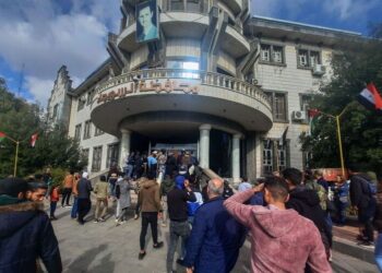 Manifestantes en Al Sueida, frente a la oficina de Gobernación. Foto: AFP.