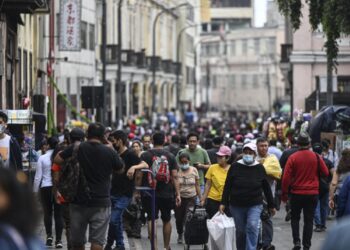 Los peruanos hacen sus compras en el centro de Lima, Perú, el 23 de diciembre de 2022. Foto: AFP.