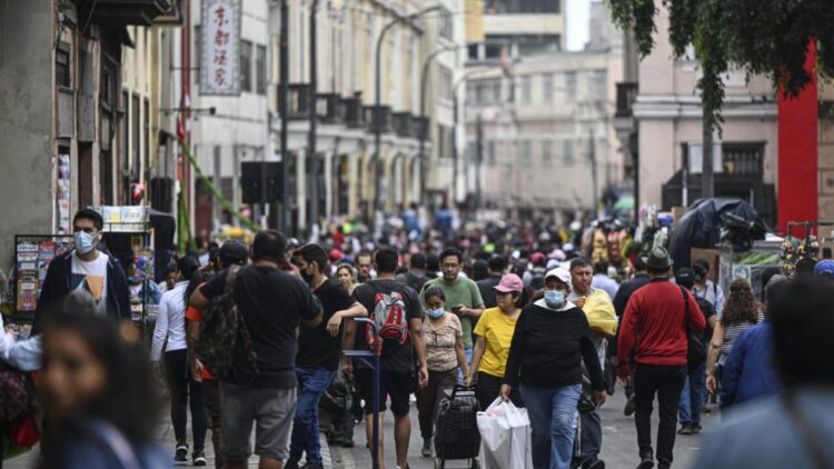 Los peruanos hacen sus compras en el centro de Lima, Perú, el 23 de diciembre de 2022. Foto: AFP.