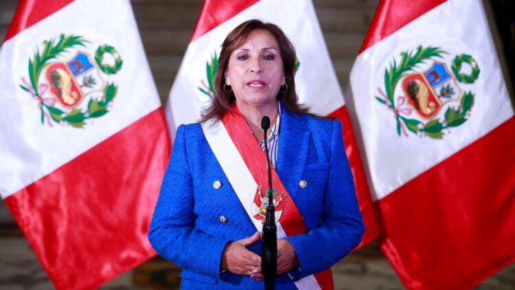 El gobierno de Dina Boluarte declaró el miércoles el estado de emergencia nacional en Perú y propuso adelantar las elecciones a 2023. Foto: AFP.