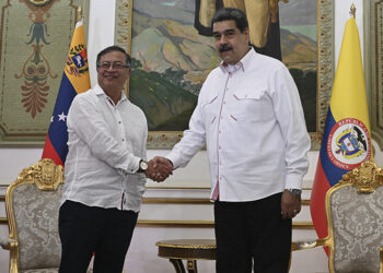 El presidente de Colombia aterriza en Caracas para reunirse con Maduro