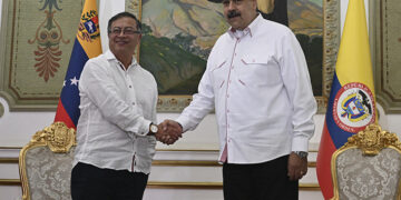 El presidente de Colombia aterriza en Caracas para reunirse con Maduro
