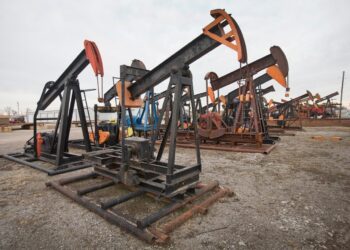 Petróleo sigue subiendo impulsado por debilitamiento del dólar
