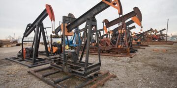Petróleo sigue subiendo impulsado por debilitamiento del dólar