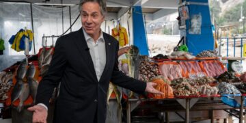 En Perú, país del ceviche, Blinken denuncia la pesca ilegal en el Pacífico