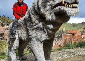 El escultor Ramiro Sirpa montado en un lobo de 'Warcraft' a escala real. Foto: Ramiro Sirpa.