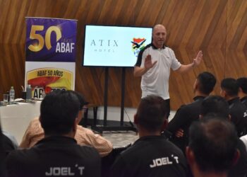 Néstor Pitana sugiere una charla entre árbitros y jugadores