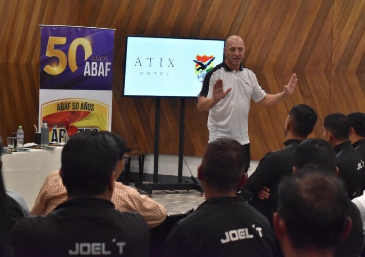 Néstor Pitana sugiere una charla entre árbitros y jugadores