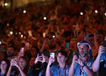 Aficionados de Uruguay usan su teléfono celular en el estadio de Lusail antes del partido contra Portugal del grupo H del Mundial de Catar, el 28 de noviembre de 2022 en al norte de Doha. Foto: AFP.