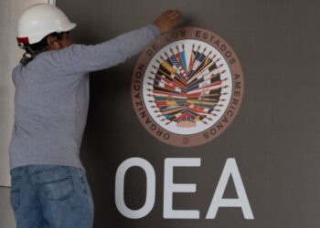 Polémica en Perú por camión con propaganda conservadora contra la OEA